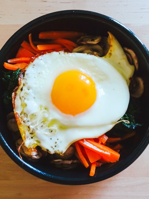 Bibimbap végétarien : une recette coréenne colorée et savoureuse