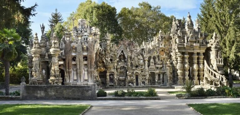 Facteur Cheval: Le Facteur Qui a Construit un Palais de Rêve