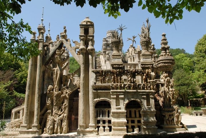 Le Palais Idéal du Facteur Cheval: Une oeuvre d’art brut sculptée par la persévérance