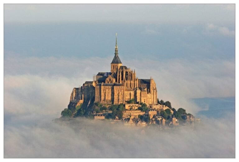 L’éternelle majesté du Mont-Saint-Michel: Un voyage à travers l’histoire et l’architecture