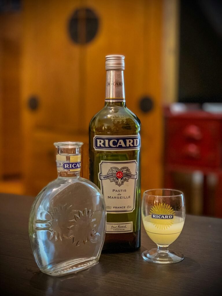 L’iconique bouteille de Ricard : Un symbole de l’art de vivre à la française