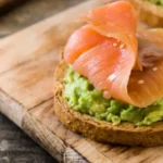 Recette musclée : avocado toast au saumon pour une alimentation équilibrée