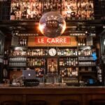 Plongée dans l&rsquo;ambiance unique des bars à vins de Bordeaux