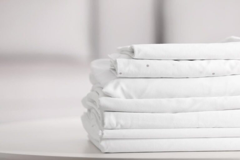 10 Astuces Efficaces pour Redonner Éclat à Votre Linge Blanc