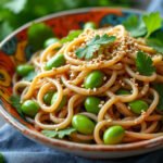 Salade de nouilles soba, edamame et sauce au sésame