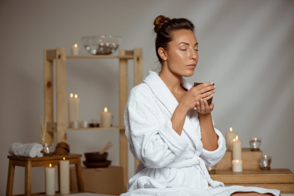 femme en peignoir, qui boit un thé et se relaxe.