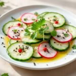 découvrez une entrée fraîche et légère avec ce carpaccio de concombre et radis, relevé d'une délicate huile de sésame. idéal pour un repas estival ou une mise en bouche raffinée.